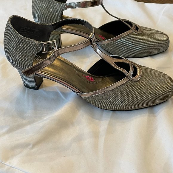 Ros Hommerson silver iridescent glitter fabric 7.5W T-strap heels - Picture 2 of 6